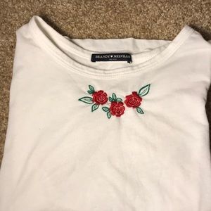 White short sleeve mid-length shirt w/ roses